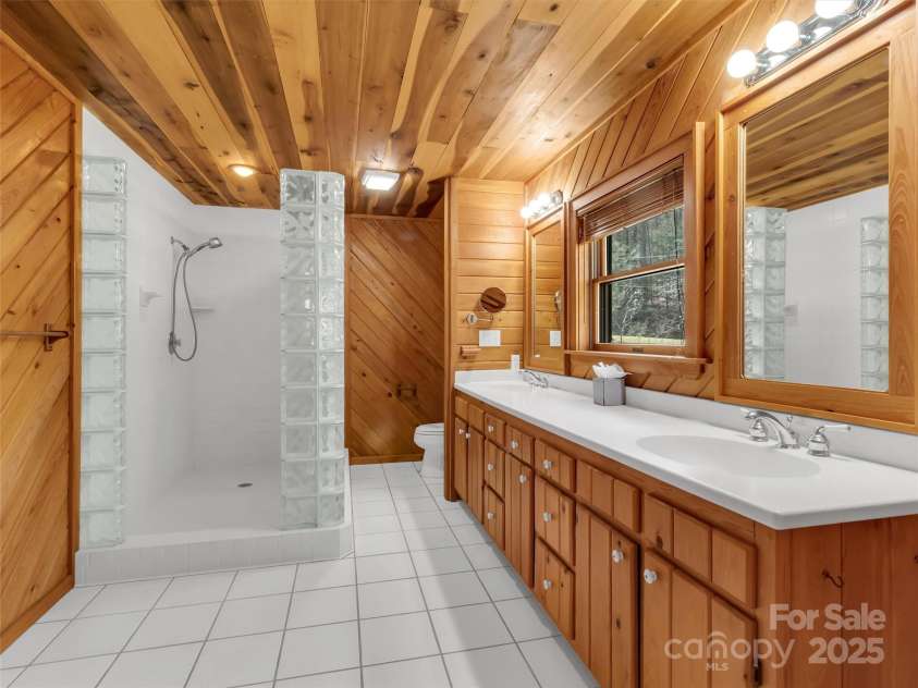 100 Tsali Drive, Waynesville, NC 28785.  MLS# CAR4244909, YatesRealty ID 24175. Upstairs bath