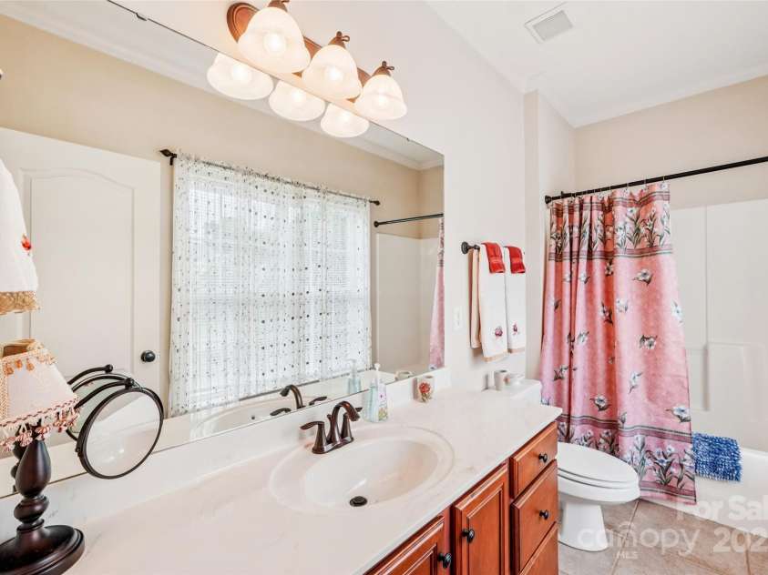 1575 Williamsburg Drive, Rock Hill, SC 29732.  MLS# CAR4267973, YatesRealty ID 24176. Full Bath in Smaller Suite
