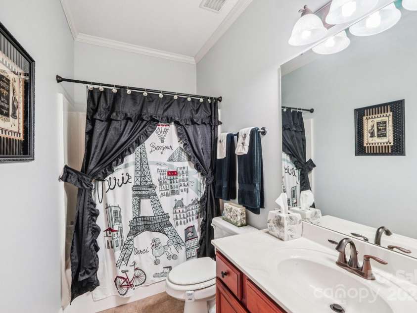 1575 Williamsburg Drive, Rock Hill, SC 29732.  MLS# CAR4267973, YatesRealty ID 24176. Guest Bath