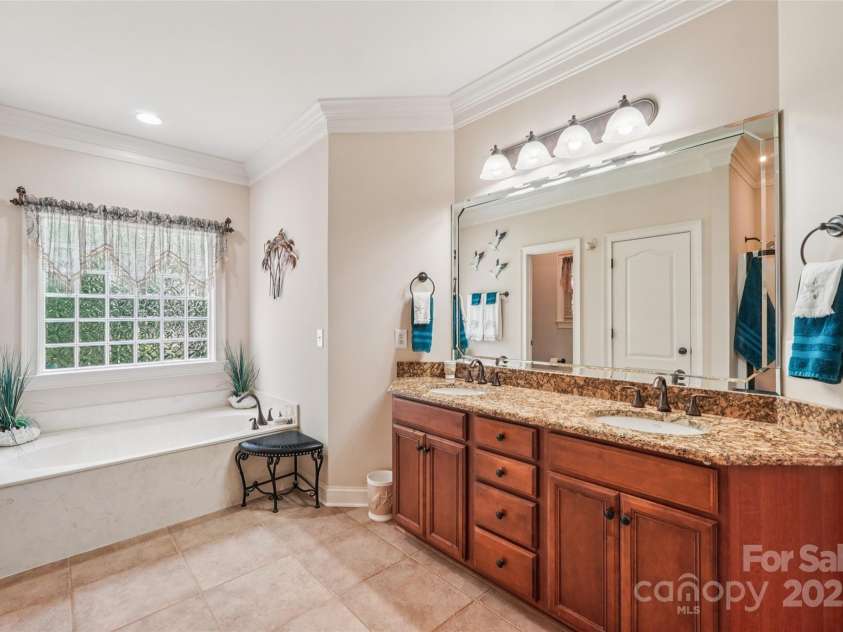 1575 Williamsburg Drive, Rock Hill, SC 29732.  MLS# CAR4267973, YatesRealty ID 24176. Primary Bath