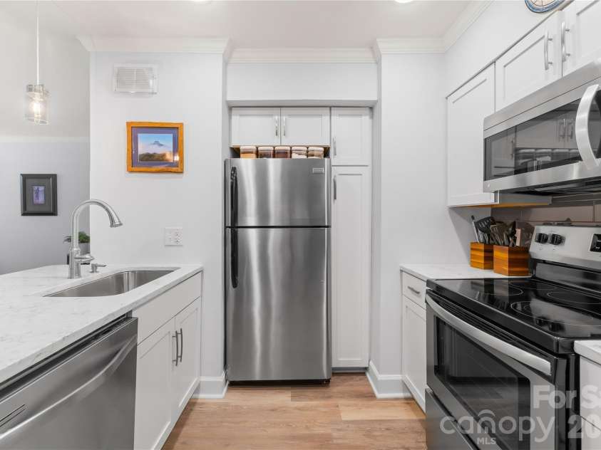 244 Cedar Street, Charlotte, NC 28202.  MLS# CAR4382473, YatesRealty ID 24177. 