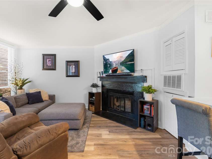 244 Cedar Street, Charlotte, NC 28202.  MLS# CAR4382473, YatesRealty ID 24177. 