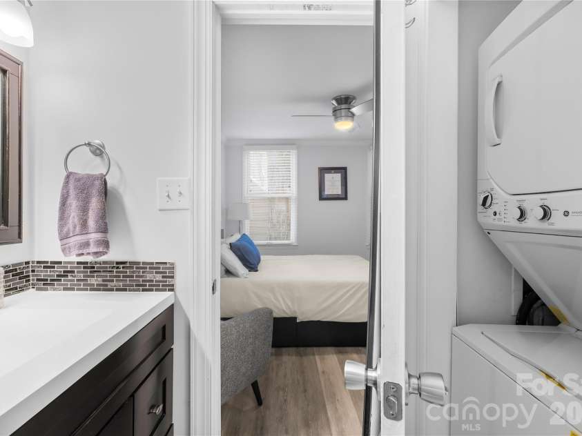 244 Cedar Street, Charlotte, NC 28202.  MLS# CAR4382473, YatesRealty ID 24177. 
