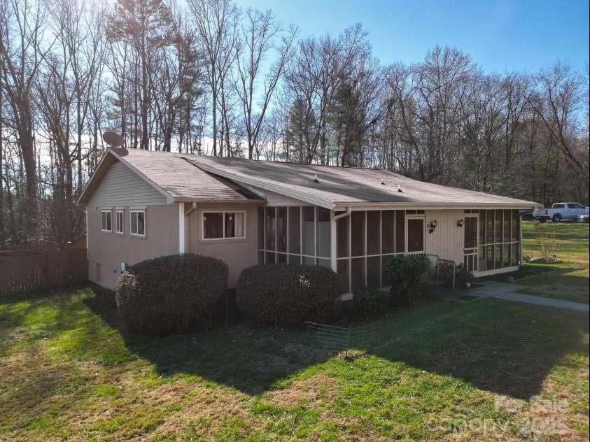 125 Freedom Road, Hendersonville, NC 28792.  MLS# CAR4329667, YatesRealty ID 2418. 