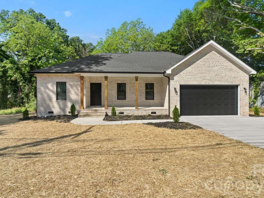 511 North Flint Street, Lincolnton, NC 28092.  MLS# CAR4374632, YatesRealty ID 24181. 