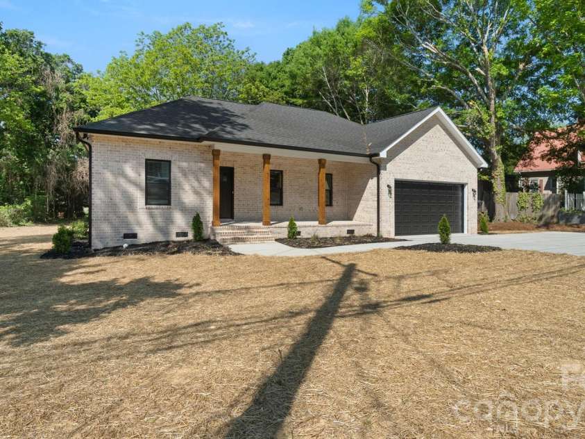 511 North Flint Street, Lincolnton, NC 28092.  MLS# CAR4374632, YatesRealty ID 24181. 