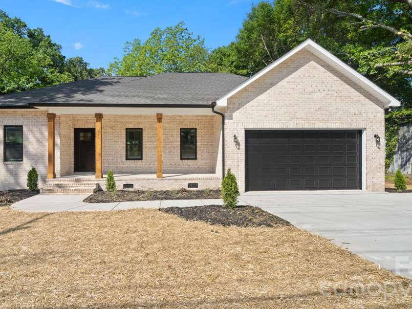 511 North Flint Street, Lincolnton, NC 28092.  MLS# CAR4374632, YatesRealty ID 24181. 