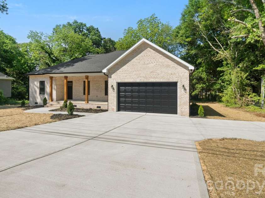 511 North Flint Street, Lincolnton, NC 28092.  MLS# CAR4374632, YatesRealty ID 24181. 