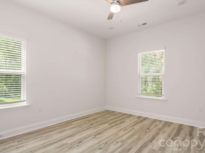 511 North Flint Street, Lincolnton, NC 28092.  MLS# CAR4374632, YatesRealty ID 24181. 