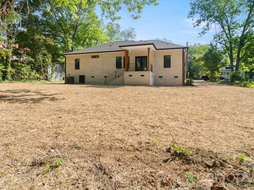 511 North Flint Street, Lincolnton, NC 28092.  MLS# CAR4374632, YatesRealty ID 24181. 