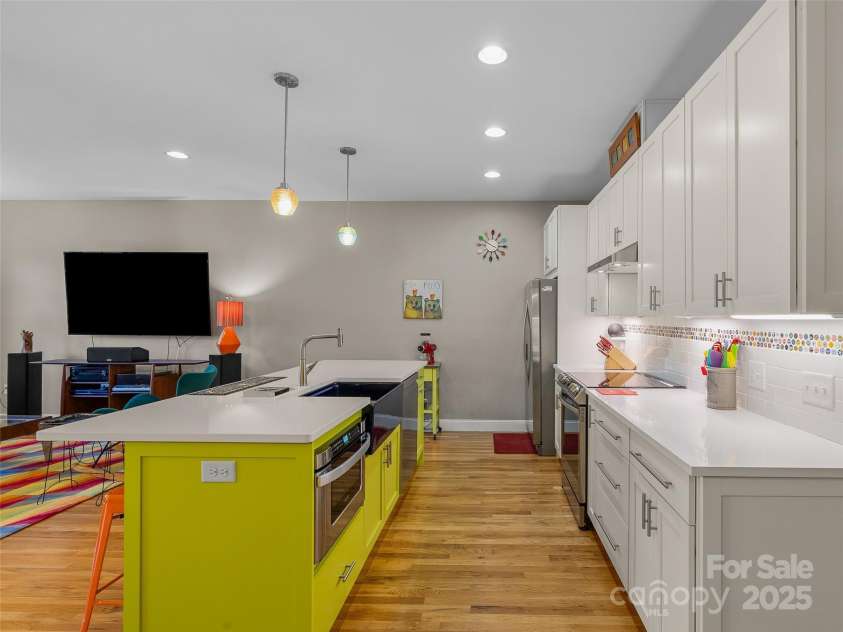 200 Skyloft Drive, Asheville, NC 28801.  MLS# CAR4246755, YatesRealty ID 24183. 