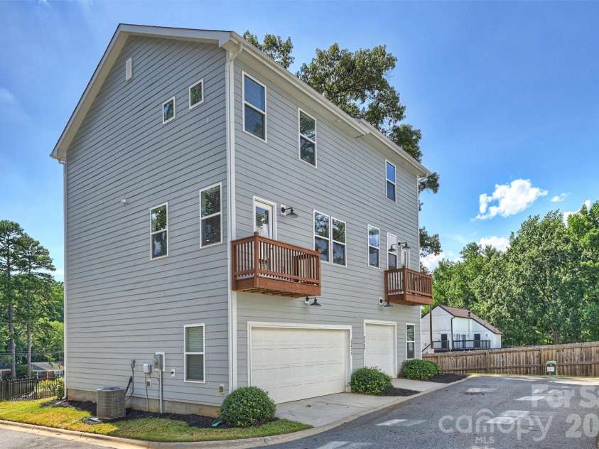 2405 Via del Conte Alley, Charlotte, NC 28205.  MLS# CAR4374977, YatesRealty ID 24183. 