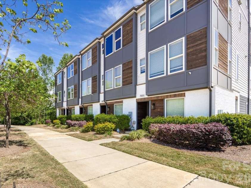 7017 Loso Commons Way, Charlotte, NC 28217.  MLS# CAR4363330, YatesRealty ID 24184. 
