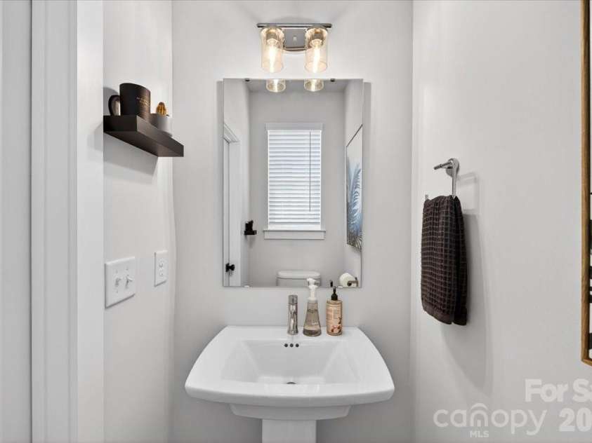 7017 Loso Commons Way, Charlotte, NC 28217.  MLS# CAR4363330, YatesRealty ID 24184. 