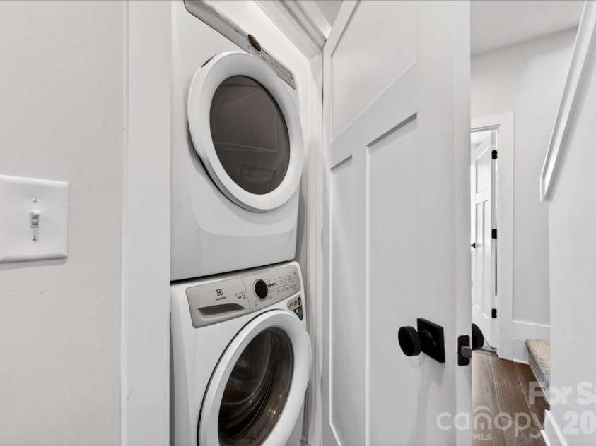 7017 Loso Commons Way, Charlotte, NC 28217.  MLS# CAR4363330, YatesRealty ID 24184. 