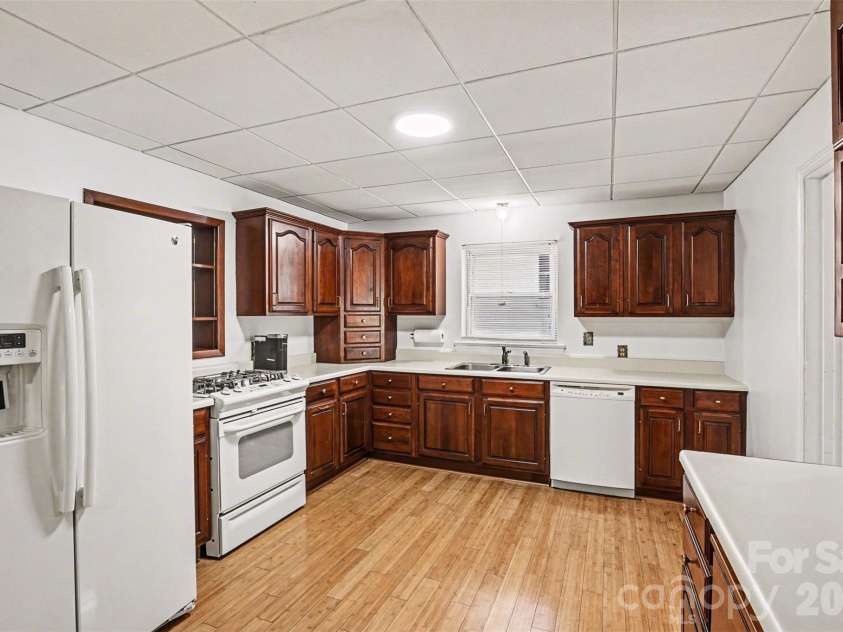 955 Hickory Nut Street, Charlotte, NC 28205.  MLS# CAR4372361, YatesRealty ID 24185. 
