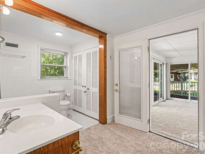 955 Hickory Nut Street, Charlotte, NC 28205.  MLS# CAR4372361, YatesRealty ID 24185. Primary bathroom- updated with carpeted area and bathroom with neutral tile and large jetted tub and linen closet