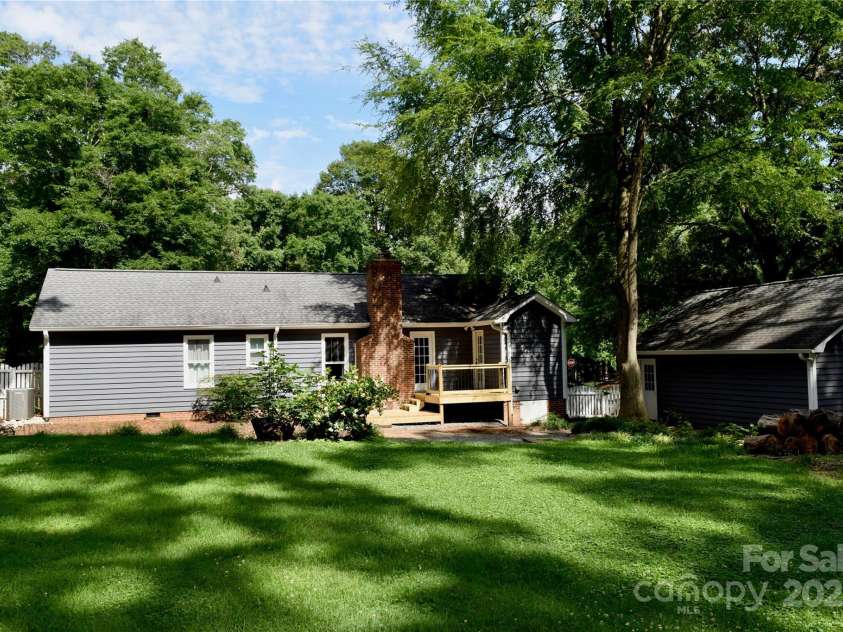 5916 Indian Brook Drive, Matthews, NC 28104.  MLS# CAR4270153, YatesRealty ID 24187. 