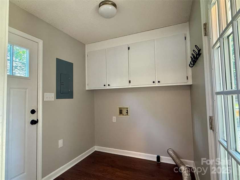 5916 Indian Brook Drive, Matthews, NC 28104.  MLS# CAR4270153, YatesRealty ID 24187. Mud Room/Laundry