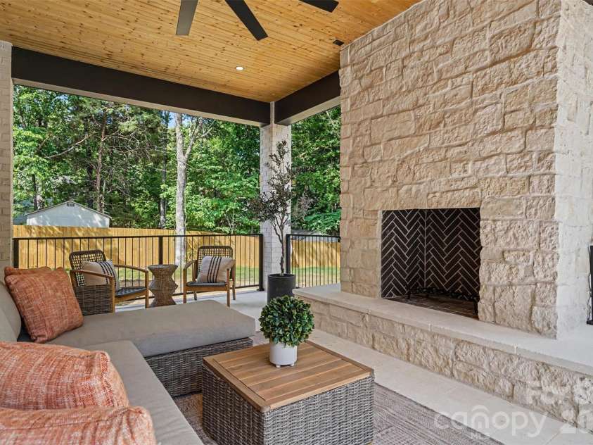 8124 Asheley Glen Drive, Mint Hill, NC 28227.  MLS# CAR4374711, YatesRealty ID 24189. 