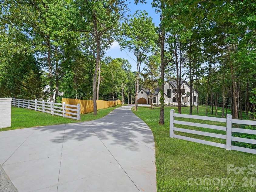 8124 Asheley Glen Drive, Mint Hill, NC 28227.  MLS# CAR4374711, YatesRealty ID 24189. 