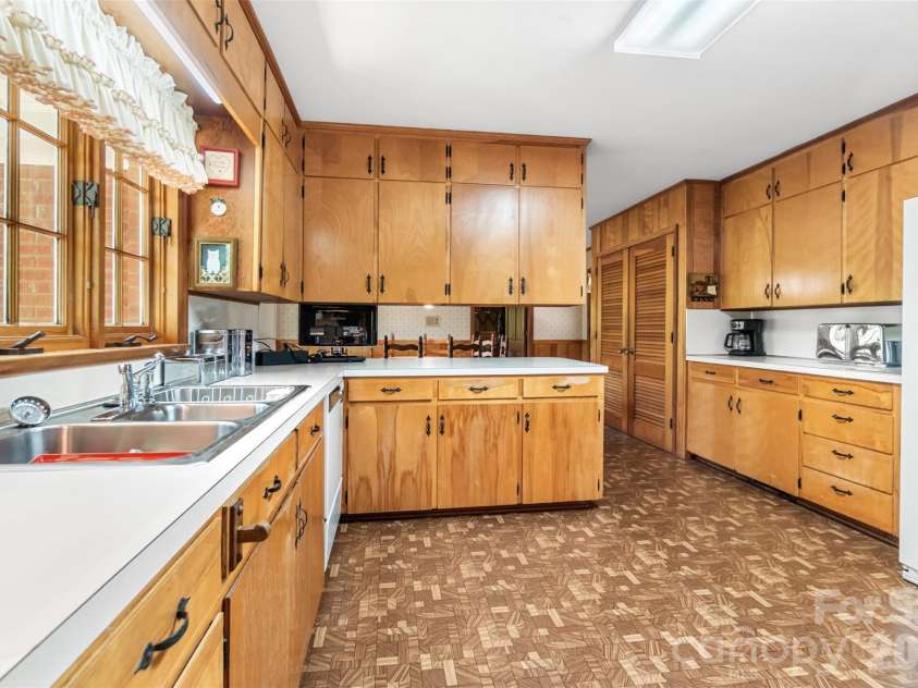 122 Forest Hills Drive, Monroe, NC 28112.  MLS# CAR4380684, YatesRealty ID 24190. Kitchen