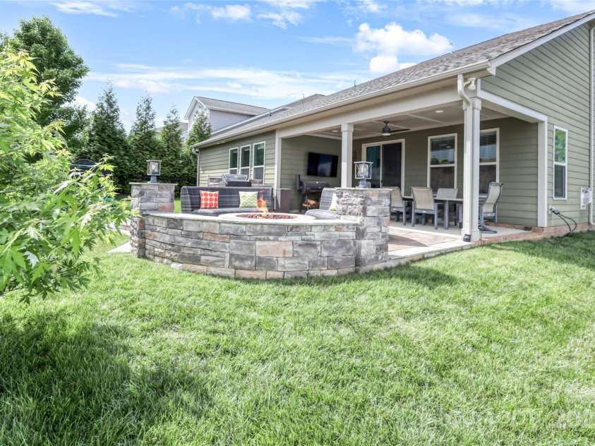 15018 Marymont Avenue, Huntersville, NC 28078.  MLS# CAR4267251, YatesRealty ID 24191. 