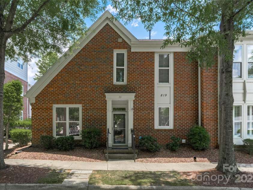 819 Northeast Drive, Davidson, NC 28036.  MLS# CAR4276218, YatesRealty ID 24193. Fabulous end unit townhome style condo.
