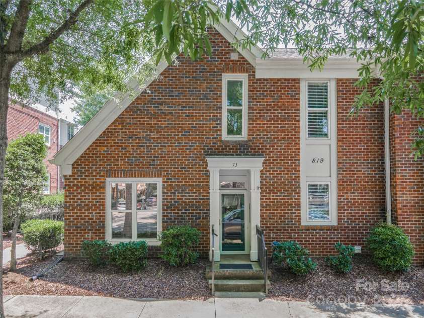 819 Northeast Drive, Davidson, NC 28036.  MLS# CAR4276218, YatesRealty ID 24193. Fabulous townhome style end unit condo.
