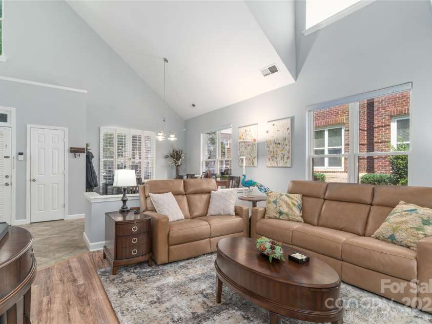 819 Northeast Drive, Davidson, NC 28036.  MLS# CAR4276218, YatesRealty ID 24193. Large Great Room with soaring ceilings and walls of windows.