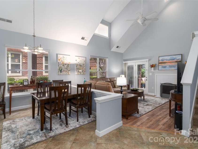 819 Northeast Drive, Davidson, NC 28036.  MLS# CAR4276218, YatesRealty ID 24193. Main floor with vaulted ceilings and low maintenance flooring.