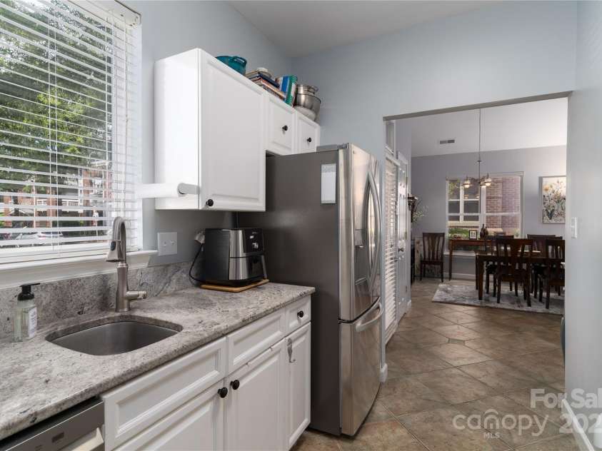 819 Northeast Drive, Davidson, NC 28036.  MLS# CAR4276218, YatesRealty ID 24193. Nice kitchen with granite counter tops.