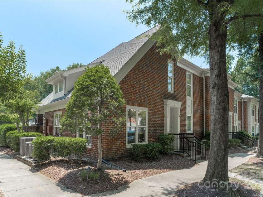 819 Northeast Drive, Davidson, NC 28036.  MLS# CAR4276218, YatesRealty ID 24193. Side walks throughout the neighborhood.