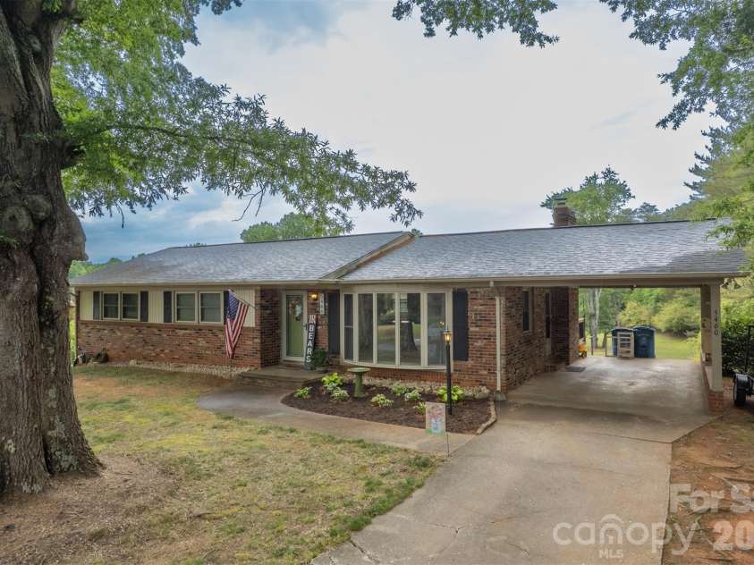 5460 Clover Street, Hickory, NC 28602.  MLS# CAR4379252, YatesRealty ID 24197. 