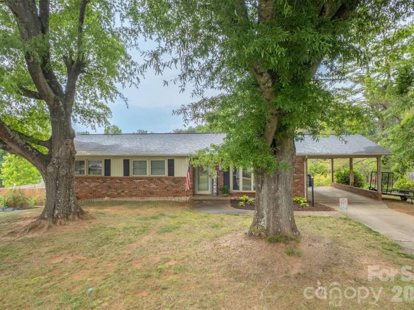 5460 Clover Street, Hickory, NC 28602.  MLS# CAR4379252, YatesRealty ID 24197. 