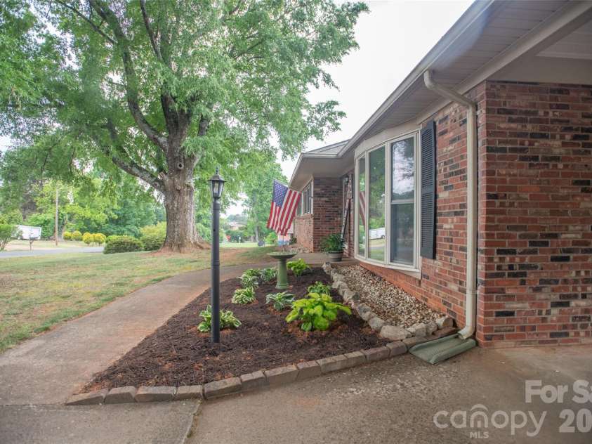5460 Clover Street, Hickory, NC 28602.  MLS# CAR4379252, YatesRealty ID 24197. 