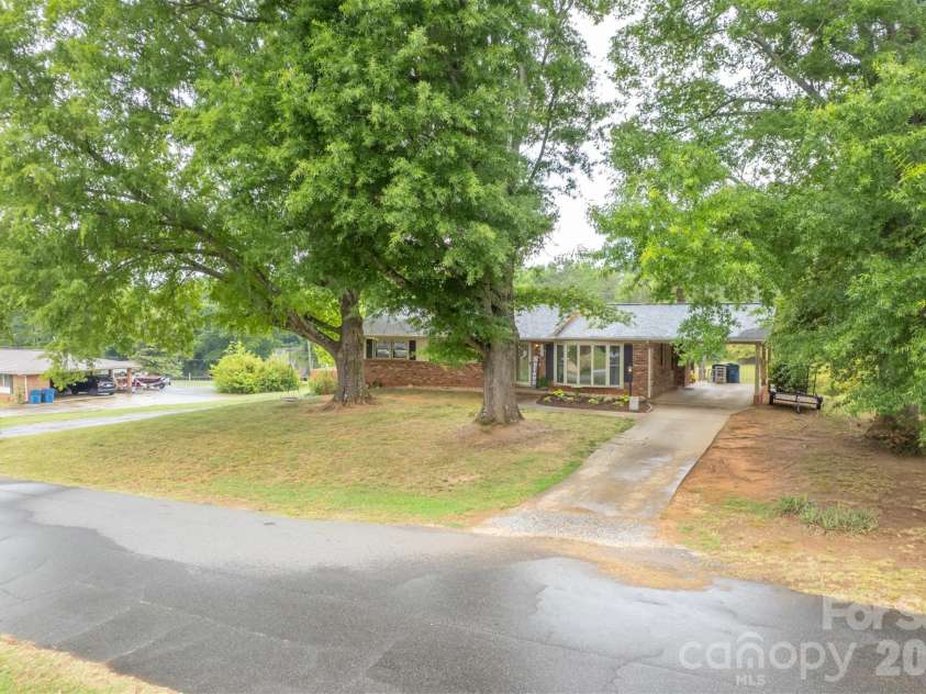 5460 Clover Street, Hickory, NC 28602.  MLS# CAR4379252, YatesRealty ID 24197. 