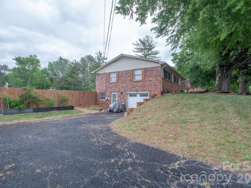 5460 Clover Street, Hickory, NC 28602.  MLS# CAR4379252, YatesRealty ID 24197. 