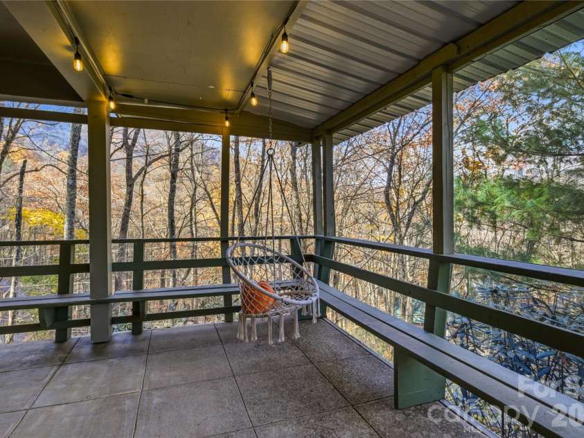 1373 Dogwood Drive, Maggie Valley, NC 28751.  MLS# CAR4320241, YatesRealty ID 2420. Built in seating!