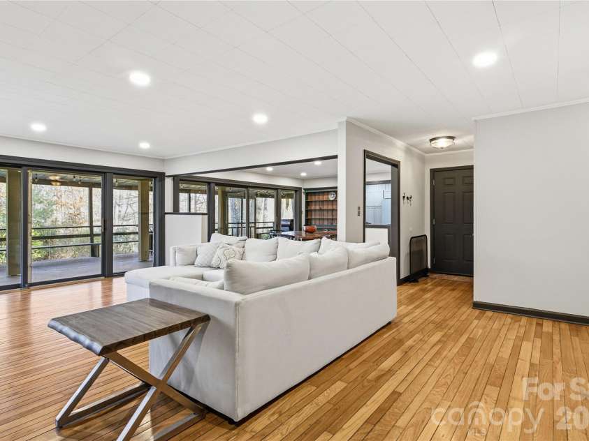 1373 Dogwood Drive, Maggie Valley, NC 28751.  MLS# CAR4320241, YatesRealty ID 2420. Foyer entrance to fenced area