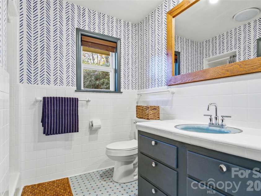 1373 Dogwood Drive, Maggie Valley, NC 28751.  MLS# CAR4320241, YatesRealty ID 2420. Guest full bath