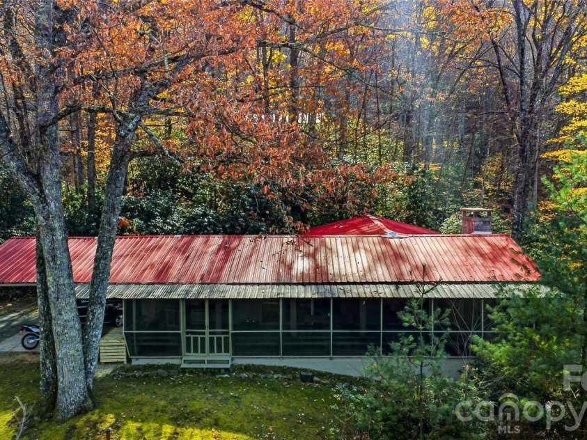 1373 Dogwood Drive, Maggie Valley, NC 28751.  MLS# CAR4320241, YatesRealty ID 2420. Mountain retreat nesteled in the woods.