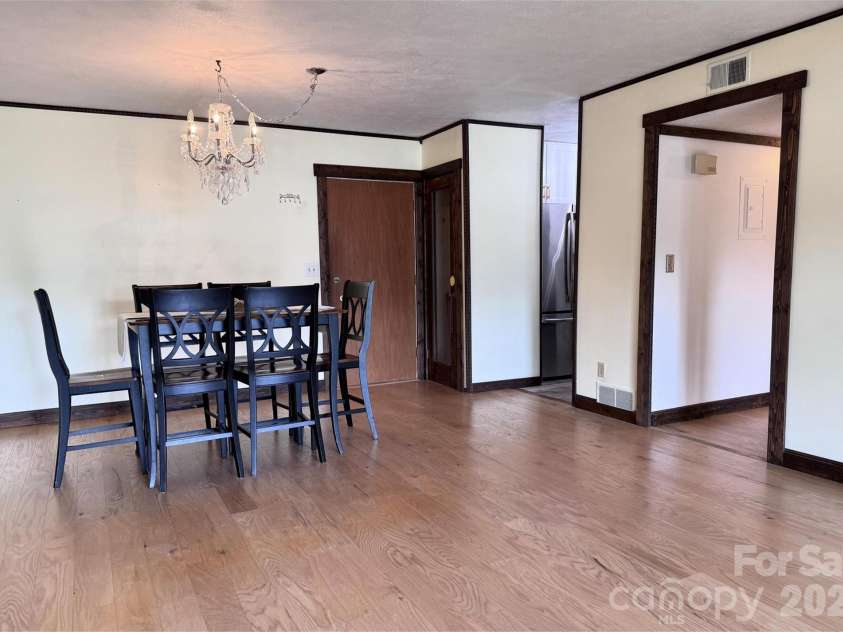 427 6th Avenue, Hendersonville, NC 28739.  MLS# CAR4379702, YatesRealty ID 2420. Dining area, table and chairs to convey.