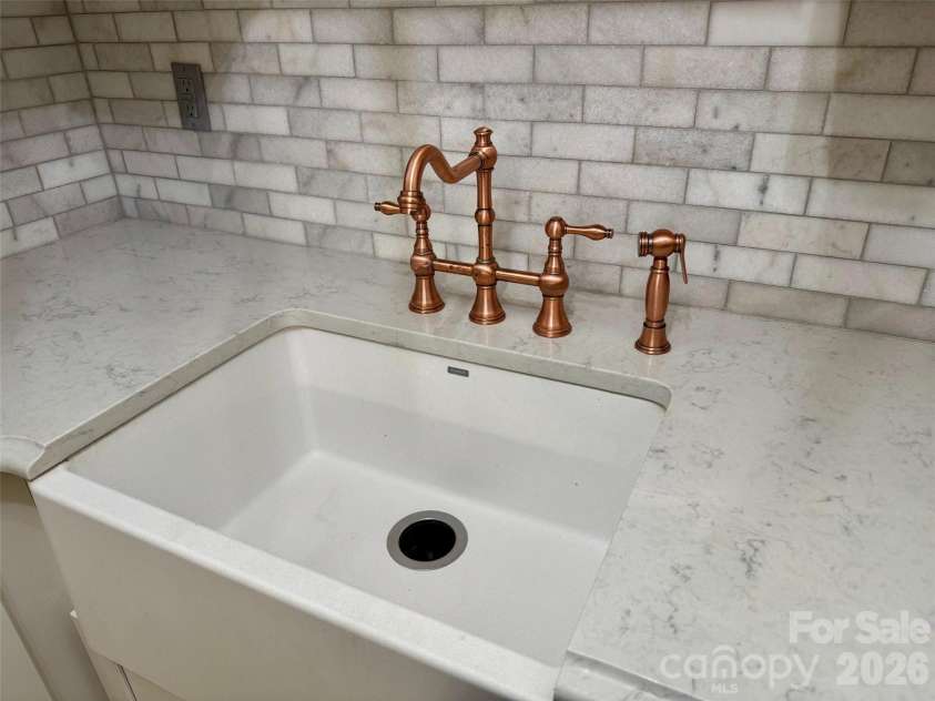 427 6th Avenue, Hendersonville, NC 28739.  MLS# CAR4379702, YatesRealty ID 2420. Farm-style sink.