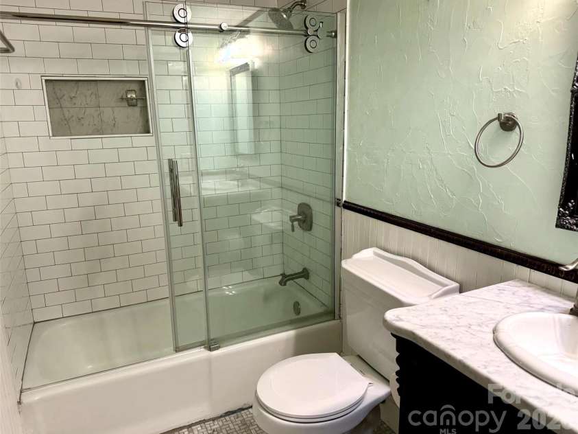 427 6th Avenue, Hendersonville, NC 28739.  MLS# CAR4379702, YatesRealty ID 2420. Hall: full bath