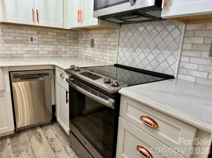 427 6th Avenue, Hendersonville, NC 28739.  MLS# CAR4379702, YatesRealty ID 2420. New appliances, countertops and cabinets.