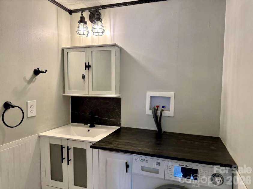 427 6th Avenue, Hendersonville, NC 28739.  MLS# CAR4379702, YatesRealty ID 2420. Primary half bath.