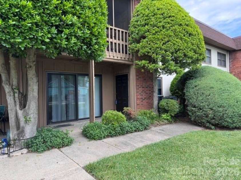 427 6th Avenue, Hendersonville, NC 28739.  MLS# CAR4379702, YatesRealty ID 2420. Welcome to Holly Crest, Unit A-12