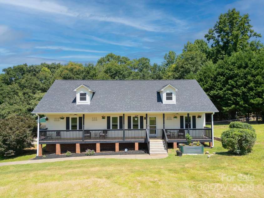 814 Carved Oak Court, York, SC 29745.  MLS# CAR4272954, YatesRealty ID 24204. 