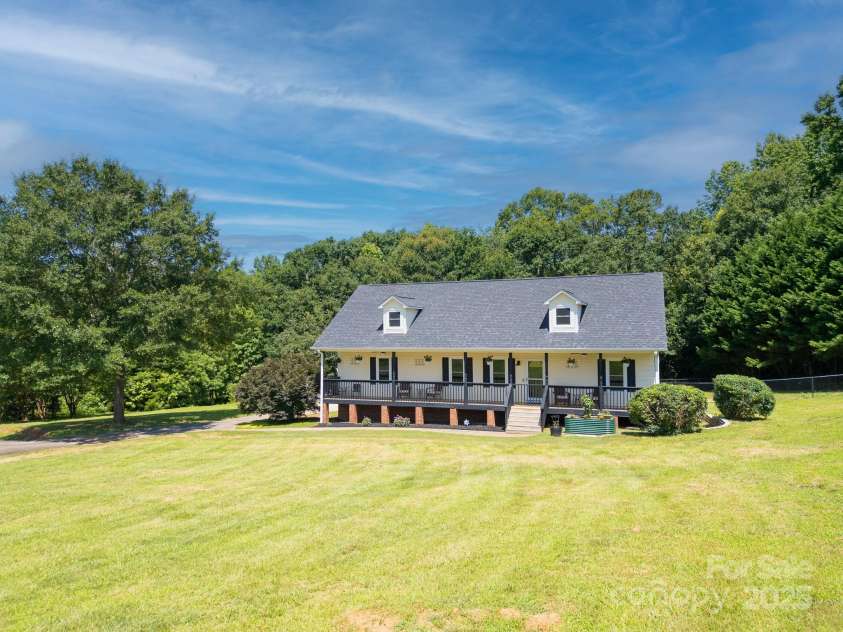 814 Carved Oak Court, York, SC 29745.  MLS# CAR4272954, YatesRealty ID 24204. 